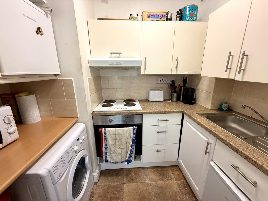 Lot: 141 - WELL PRESENTED TWO-BEDROOM FLAT - Kitchen